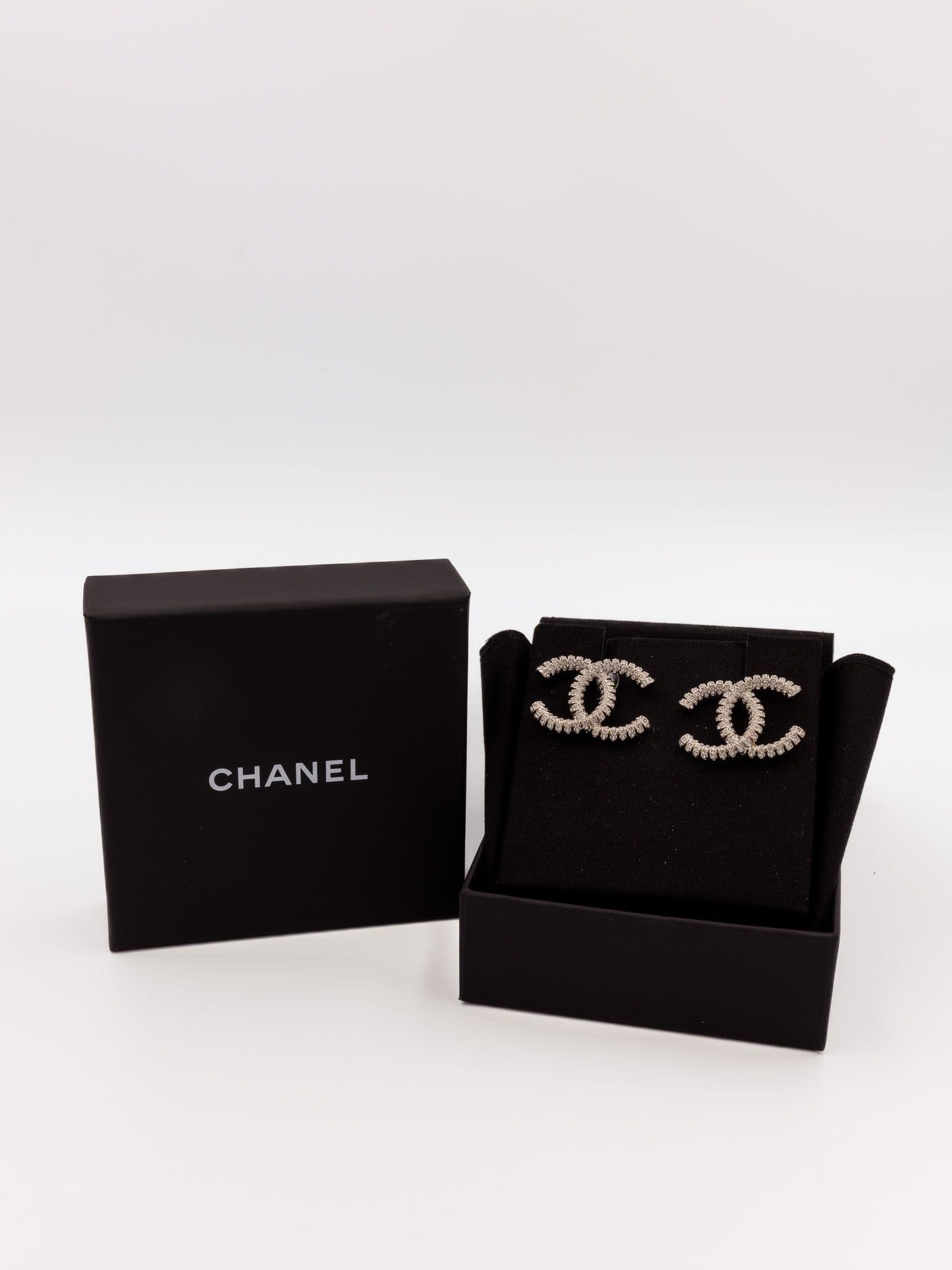 Chanel srebrne kolczyki CC z kryształkami